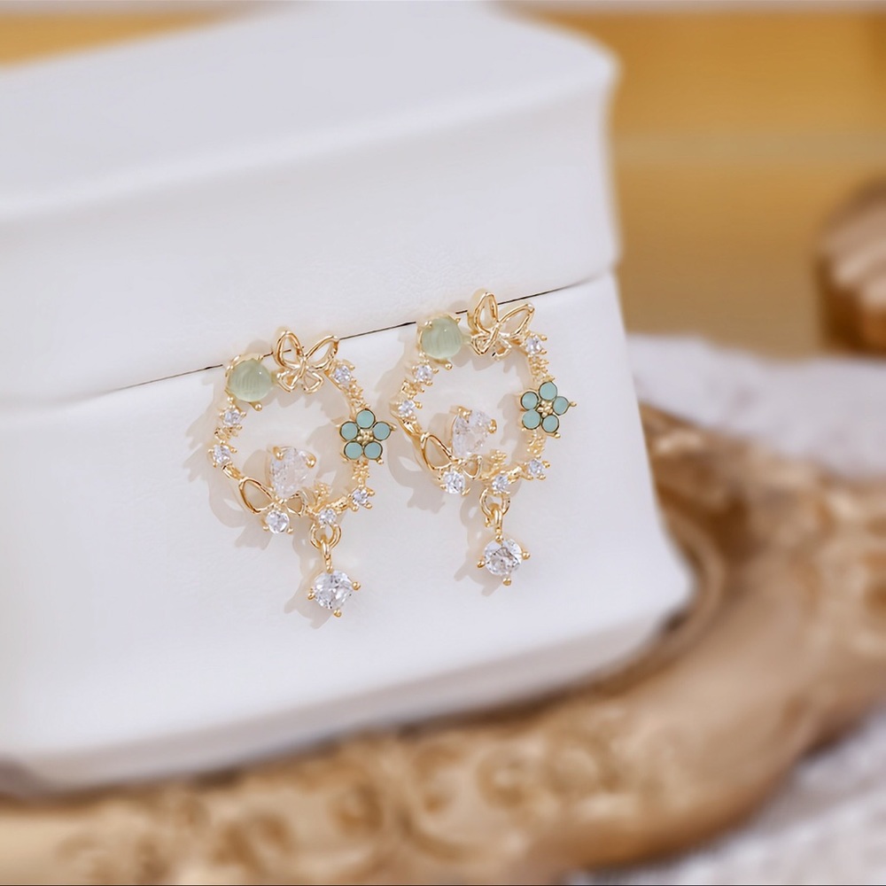 Flower Earrings, Wreath Earrings bee earrings - Picture 3 of 6